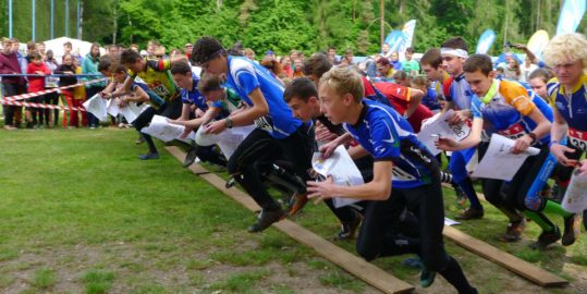 Start dorostenecké kategorie na závodě ČP štafet v Kroučové. (Foto: Anna Auermüllerová/O-news.cz)